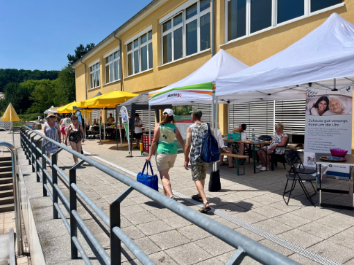 Pavillone vor einem Gebäude